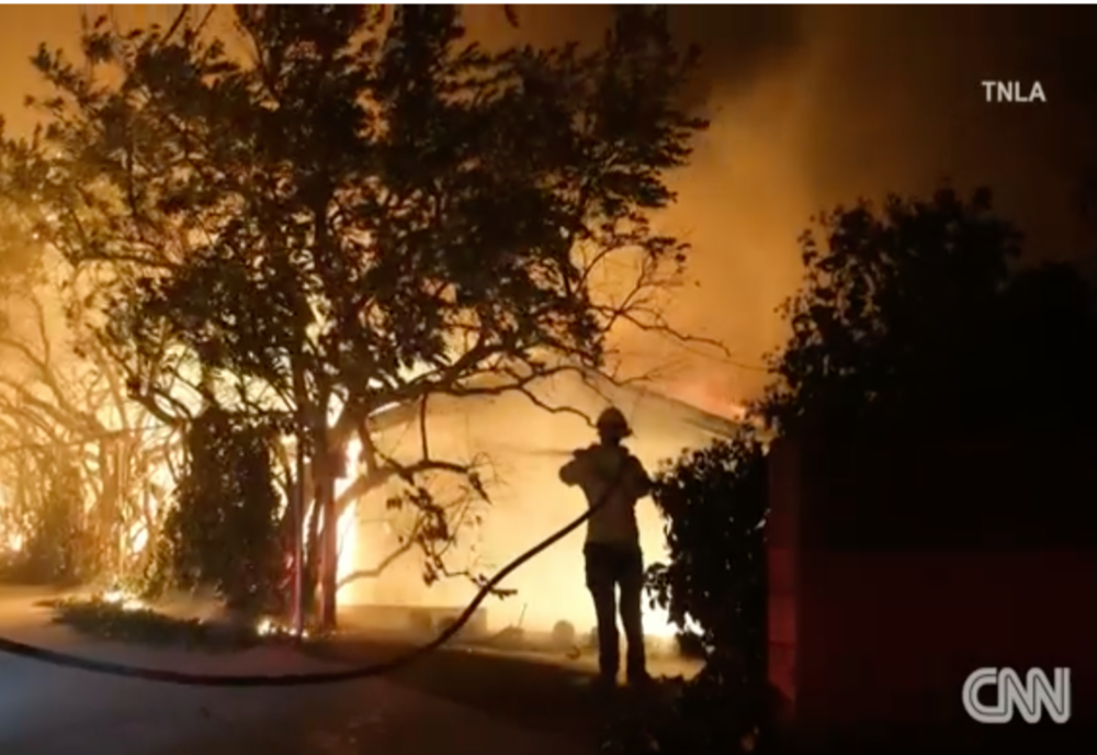 LOS ANGELES, ÎN STARE DE URGENȚĂ DIN CAUZA UNUI INCENDIU DEVASTATOR