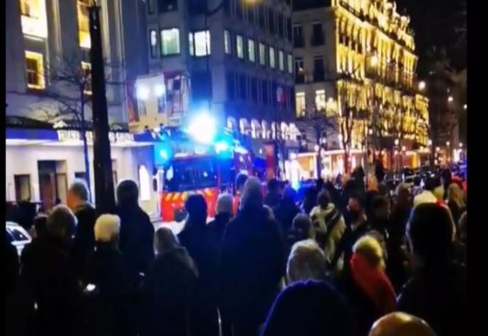 INCENDIU LA THEATRE DES CHAMPS-ELYSEES DIN PARIS: APROAPE 1.500 DE SPECTATORI EVACUAȚI