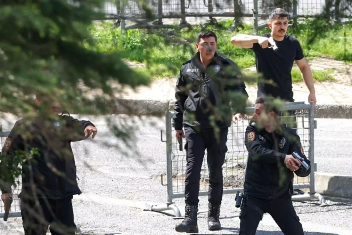 Atac armat lângă consulatul israelian din Istanbul. Doi polițiști au murit iar trei suspecți au fost uciși