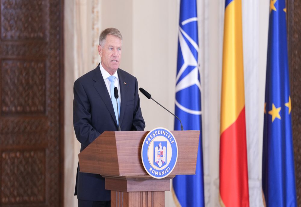 Românii se pot pensiona mai devreme cu doi ani – Klaus Iohannis a promulgat legea